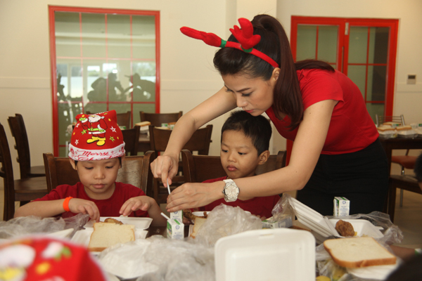 Diễn viên 'Hương Ga' chia sẻ, món quà của cô dù rất nhỏ bé nhưng cũng mang đến niềm vui cho trẻ em mồ côi trong mùa Giáng sinh.